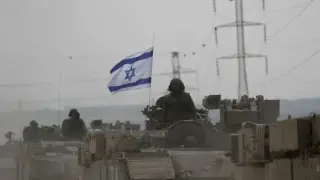 Soldados israelís sobre tanques.