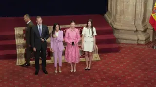 Streep y Murakami reciben la insignia de los Premios Princesa de Asturias