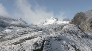 Vídeo | La borrasca Aline deja una fina nevada en Candanchú y Astún