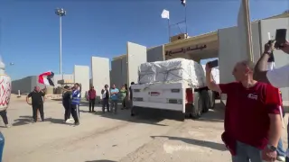 Camiones con ayuda humanitaria para Gaza desde Egipto cruzan el paso de Rafah