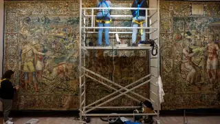 Dos restauradoras trabajan en el tapiz flamenco del siglo XVI que se conserva en el Museo Diocesano de Albarracín.