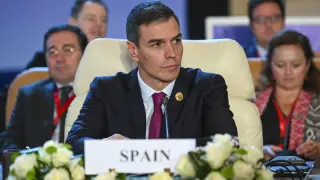 El presidente del Gobierno español, Pedro Sánchez (c), durante su participación en la Cumbre de la Paz de El Cairo