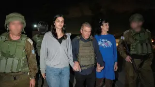 Nathalie, a la izquierda, y Judith Raanan, las dos rehenes estadounidenses liberadas por Hamás, escoltadas por militares israelíes tras su liberación