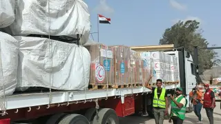 Camión cargado con ayuda humanitaria, este domingo en el paso de Rafah.