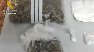 Al registrar el domicilio del detenido, los agentes encontraron un total de 125 gramos de speed y 600 gramos de marihuana.
