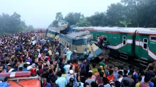 Colisión de dos trenes, uno de mercancías y otro de pasajeros en Bangladesh.