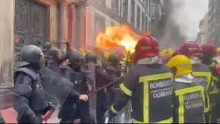 Tensión entre antidisturbios de la Policía y bomberos de la Diputados de Ourense en una protesta en la que han usado lanzallamas.