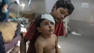 Niños palestinos heridos en un bombardeo israelí esperan tratamiento en el Hospital Shifa.
