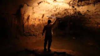 En cueva Dones hay más de cien motivos realizados mediante pintura, grabado simple y raspado.