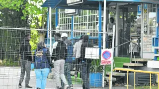 Inmigrantes llegados de Canarias a las puertas del Hotel Montearagón de Quicena, cerca de Huesca