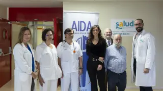 Médicos y representantes de la Asociación Ictus de Aragón (Aida), en el Hospital Clínico de Zaragoza.