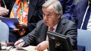 El Secretario General de la ONU, Antonio Guterres, habla con los delegados durante una reunión del Consejo de Seguridad de las Naciones Unidas convocada para abordar el actual conflicto israelí-palestino, en Nueva York, EE.UU.