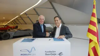 El director general de Fundación Ibercaja, José Luis Rodrigo, y el director general de Ingesan, José Antonio de Cachavera, han firmado el convenio por el que OHLA pasa a ser socio de Mobility City.