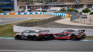 Guillermo Aso, a los mandos del Mercedes-AMG GT4 (derecha), en el circuito de Jerez