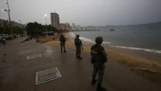 Militares vigilan la playa a causa del Huracán Otis