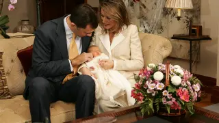 Felipe VI dedica una carantoña a la recién nacida, en brazos de su madre, en uno de los salones de Zarzuela. Leonor nació el 31 de octubre de 2005 en Madrid.