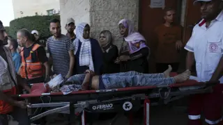 Los palestinos heridos en el bombardeo israelí de la Franja de Gaza son llevados a un hospital en Deir Al-Balah el miércoles 25 de octubre de 2023.