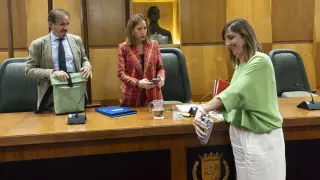 El portavoz del PP, Ángel Lorén, la alcaldesa de Zaragoza, Natalia Chueca, y la portavoz socialista, Lola Ranera, tras el pleno