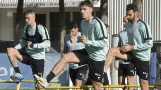 Algunos jugadores de la SD Huesca, durante un entrenamiento.
