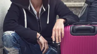 Imagen de archivo de un hombre con una maleta