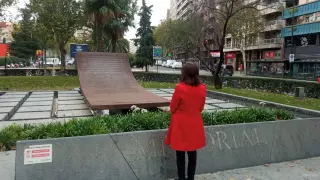 La ministra de Defensa, Margarita Robles, visita el monumento de las víctimas del Yak en Zaragoza.