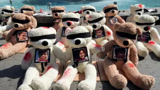 Osos de peluche con fotos de los niños secuestrados por Hamás