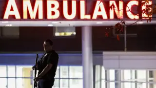 Un policía en la puerta de un hospital tras el tiroteo en Maine