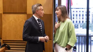 Víctor Serrano conversa con Lola Ranera, este jueves en el Ayuntamiento