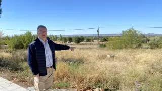 Antonio Comps señala unos terrenos de Castejón del Puente donde está previsto edificar viviendas.