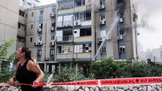 Daños causados ​​en un bloque de apartamentos residencial de Tel Aviv por un cohete lanzado desde la Franja de Gaza hacia Israel