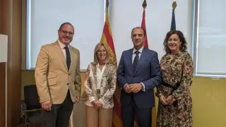 El consejero de Sanidad (segundo por la derecha) junto a Ángel Más, María José Villafranca y Raquel García, presidentes de los colegios de farmacéuticos de Huesca, Teruel y Zaragoza.