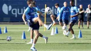Francho Serrano controla un balón durante un entrenamiento en la Ciudad Deportiva.