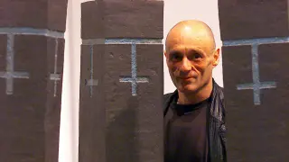 Víctor Mira, en la exposición que le organizó el Museo Pablo Serrano en 2002.