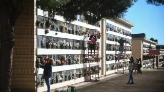 El cementerio de Torrero se ha llenado este sábado de miles de zaragozanos como preludio a Todos los Santos
