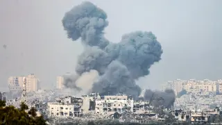 El humo se eleva tras un ataque aéreo israelí en la Franja de Gaza, visto desde el sur de Israel