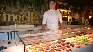 Jairo Vincelle, junto al mostrador de los pasteles semifríos