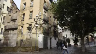 Uno de los edificios deteriorados en la plaza San Pedro de Huesca que eran propiedad de Masari.