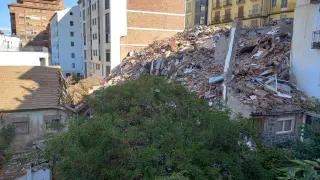 La montaña de escombros sigue en solar cinco meses después del derrumbe.