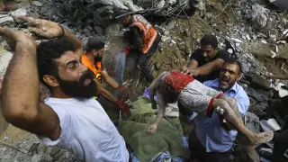 Desesperación en Gaza al rescatar el cadáver de un niño de los escombros de un bombardeo