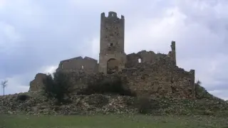 El monumental castillo de Pradas conserva una torre y restos de su muralla.