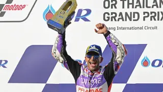 Jorge Martín celebra en el podio la victoria en el Gran Premio de Tailandia de Moto GP