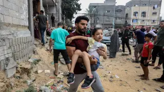 Traslado de varios niños tras un bombardeo israelí en Gaza