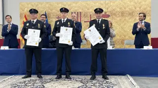 Agentes recibiendo la II Medalla al Mérito Policial de Aragón hoy en Barbastro