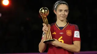 Aitana Bonmatí, ganadora del Balón de Oro 2023, tras ser elegida la mejor jugadora del Mundial de fútbol