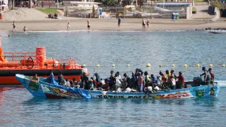 Cayuco que arribó este pasado domingo al puerto de Los Cristianos en Tenerife remolcado por una embarcación de Salvamar.