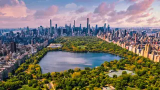 central-park-manhattan-nueva-york-enorme-hermoso-parque-rodeado-rascacielos-estanque