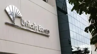 Fachada de una sede de Unicaja Banco