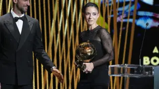 La mediocampista del FC Barcelona y de la selección española Aitana Bonmati, a la derecha, recibe el Balón de Oro femenino 2023 de manos del tenista serbio Novak Djokovic