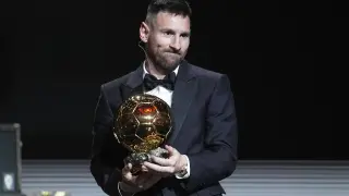 Lionel Messi, jugador del Inter Miami y de la selección nacional de Argentina, recibe el trofeo del Balón de Oro 2023 durante la ceremonia de entrega número 67 del Balón de Oro en el Teatro du Chatelet en París