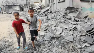 October 29, 2023, El-Nuseirat, Gaza Strip, Palestinian Territory: Palestinians search through rubble of buildings that were destroyed during Israeli air strike on El-Nuseirat central of Gaza Strip (Credit Image: © Naaman Omar/APA Images via ZUMA Press Wire) LaPresse